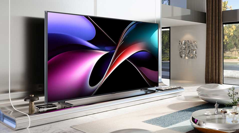 Een moderne televisie toont levendige abstracte kunstwerken in paars, magenta, cyaan en rood op zwarte achtergrond. Luxe woonkamer met raam, plant, decoratie. Minimalistisch design met uitstekende beeldkwaliteit.