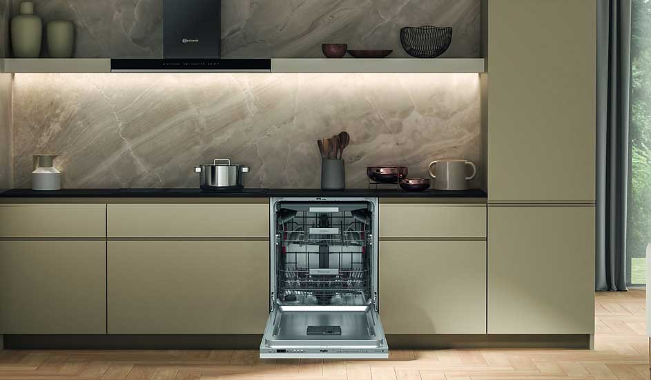 Moderne keuken met beige kasten, open vaatwasser en stijlvolle accessoires op het aanrecht. Het merk Bauknecht is zichtbaar.