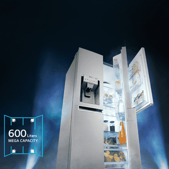 Een grijze koelkast met open deuren tegen een donkerblauwe achtergrond, voorzien van een waterdispenser en tekst "600 liter mega capaciteit".