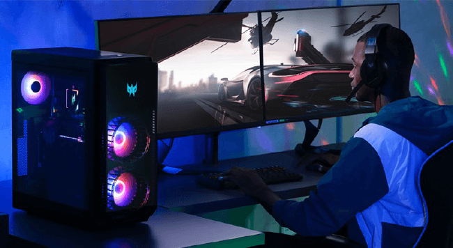 Een persoon met een headset speelt een racegame op een dubbel scherm, met een pc-toren aan de zijkant.