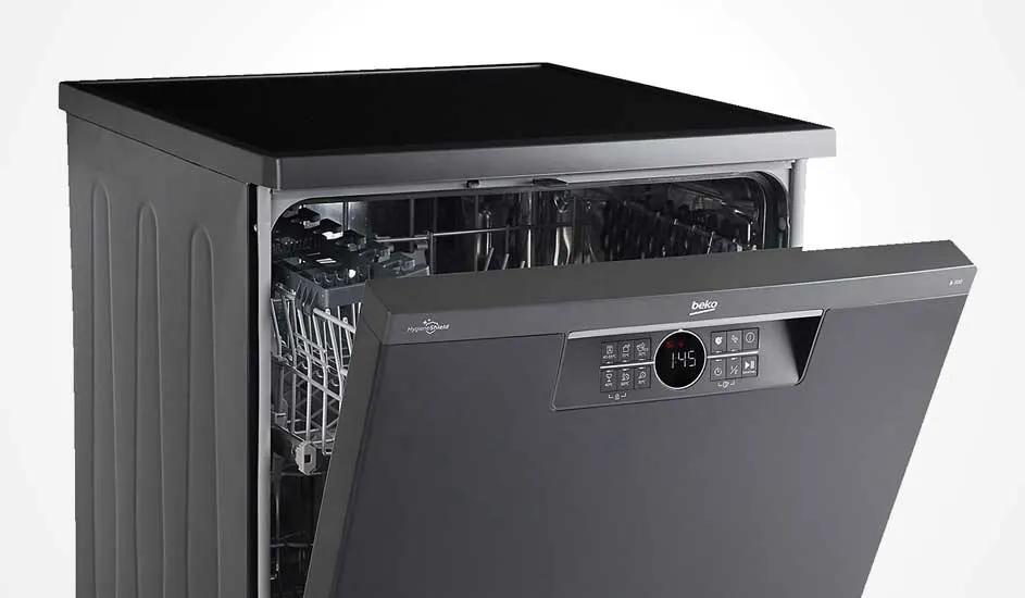 Open zwarte vaatwasser van Beko met digitaal display en moderne knoppen, voorzien van ruime rekken voor servies en bestek.