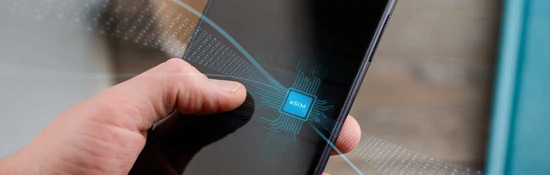 Hand houdt smartphone vast met eSIM-visualisatie en digitale netwerkverbindingen zichtbaar in futuristische weergave.