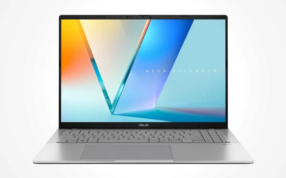 Zilveren laptop frontaal op wit, met groot scherm vol kleurrijke V-vorm en tekst “ASUS Vivobook”; volledig toetsenbord, grote touchpad.