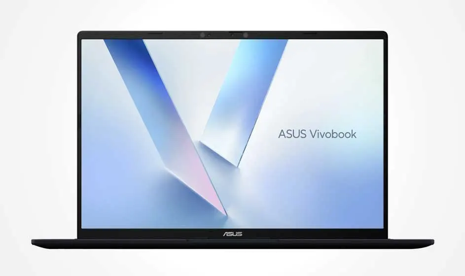 Een zwarte ASUS Vivobook-laptop staat open op een witte achtergrond, met een lichtblauw scherm en een groot abstract V-vormig ontwerp.