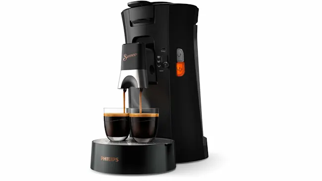 Een zwart Senseo koffiezetapparaat vult twee glazen met koffie op een ronde, zwarte Philips basis tegen een witte achtergrond.