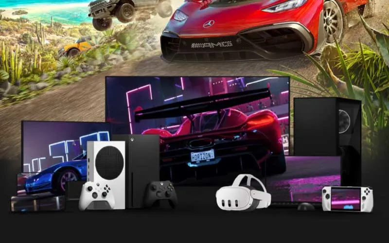 Afbeelding van racegames op meerdere schermen met daarvoor verschillende apparaten, waaronder Xbox‑consoles, controllers, een VR‑headset en een handheld, als symbool voor gamen op allerlei platforms.