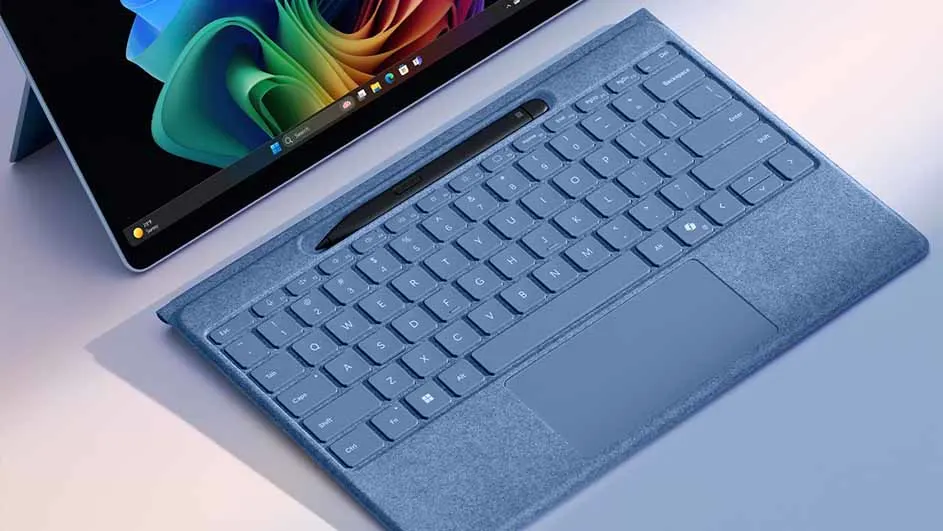 Een blauw toetsenbord met een zwarte pen erop, naast een tablet met een kleurrijk scherm op een witte ondergrond.