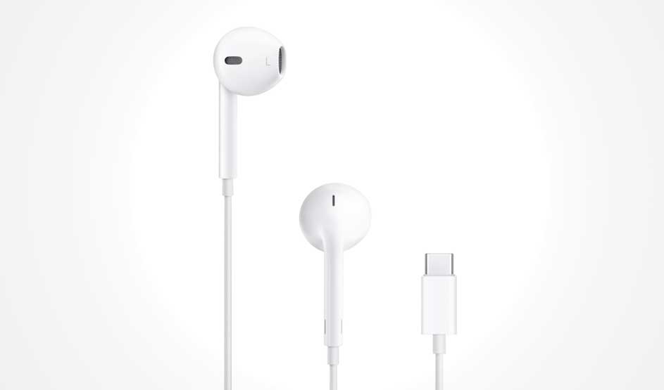 Witte bedrade oordopjes met glad, ergonomisch ontwerp en USB‑C stekker, eenvoudig paar ovale speakers tegen een lichte achtergrond.