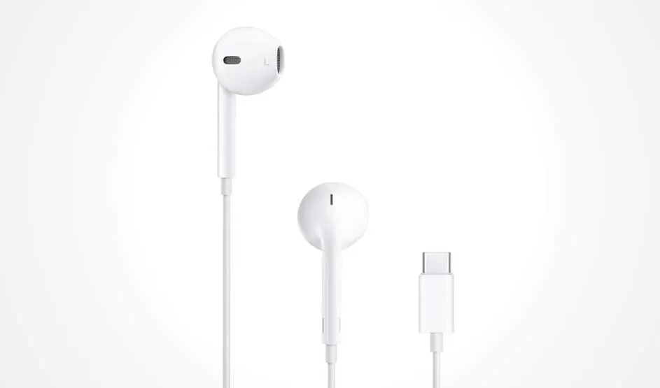 Witte bedrade oordopjes met glad, ergonomisch ontwerp en USB‑C stekker, eenvoudig paar ovale speakers tegen een lichte achtergrond.