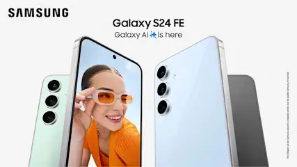 Samsung Galaxy S24 FE-advertentie toont drie telefoons in groen, blauw en grijs, met een vrouw met een oranje bril op een scherm.