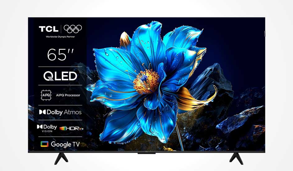 Een TCL QLED tv van 65 inch toont een blauwe bloem, met Dolby Atmos, Dolby Vision, AiPQ Processor en Google TV logo’s links in beeld.