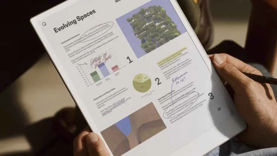 Persoon houdt een tablet vast met grafieken en tekst over 'Evolving Spaces' en maakt aantekeningen met een stylus.