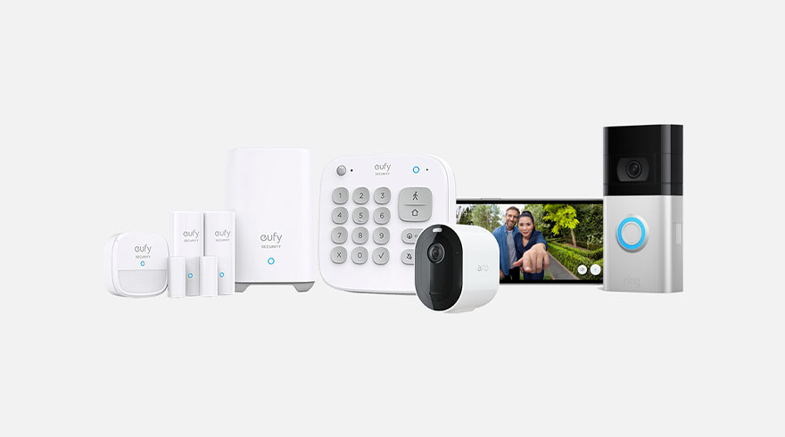 Diverse witte Eufy beveiligingsapparaten, zoals een keypad, camera en deurbel, op een witte achtergrond.