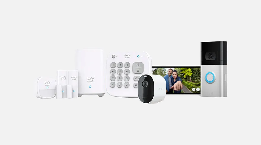 Diverse witte Eufy beveiligingsapparaten, zoals een keypad, camera en deurbel, op een witte achtergrond.