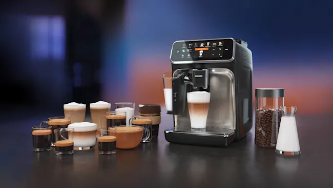 Koffiemachine met diverse glazen koffie, melkkan en een pot koffiebonen op een tafel tegen een blauwe achtergrond.