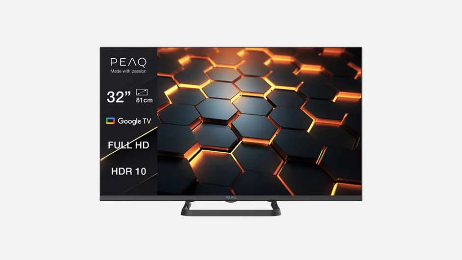 Een zwarte PEAQ-televisie staat op een standaard, met een digitaal display van zeshoekige patronen met oranje accenten.