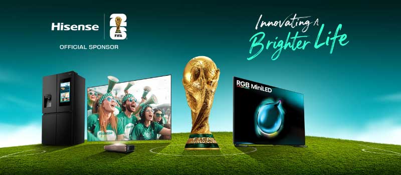Een Hisense-reclame toont een zwarte koelkast, televisies, blije voetbalfans, een gouden beker en de slogan over een helderder leven.