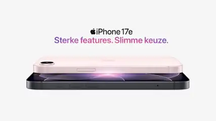 Twee iPhone 17e toestellen liggen gestapeld, roze op zwart, met erboven de slogan “Sterke features. Slimme keuze.” op witte achtergrond.