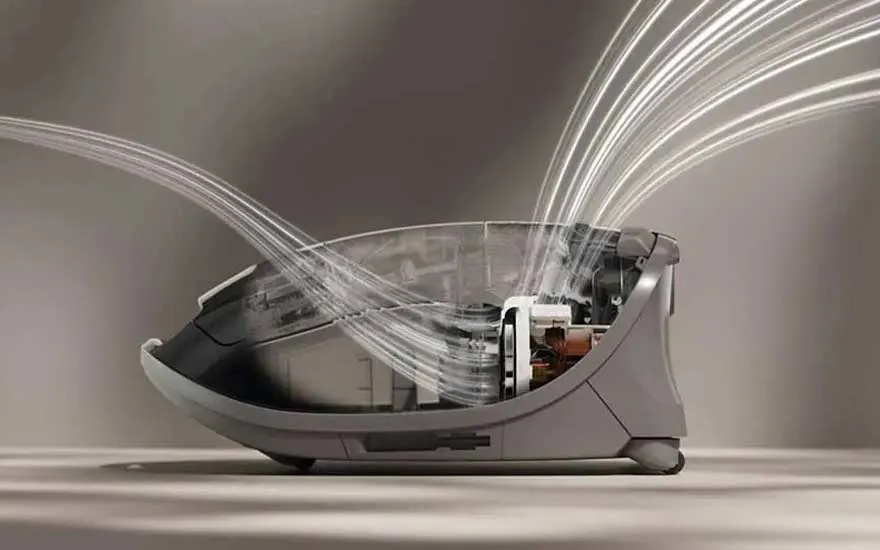 Een doorsnede van een stofzuiger toont luchtstroom en filtratie, wat een innovatief ontwerp illustreert voor optimale prestaties