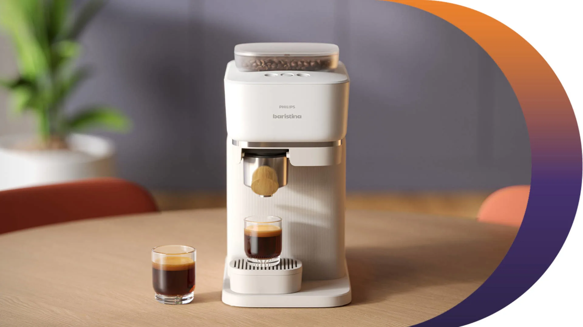 Een witte Philips Baristina-espressomachine op een houten tafel, met twee glaasjes espresso. Op de achtergrond een plant.