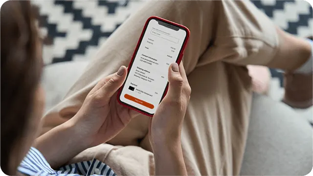 Persoon bekijkt besteloverzicht en betaalknop op smartphone.