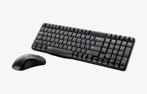 Een zwart toetsenbord en een zwarte muis liggen op een witte achtergrond. Het toetsenbord staat diagonaal.