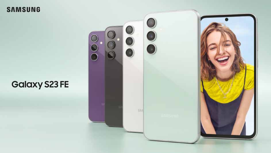 Vier Samsung Galaxy S23 FE telefoons in paars, zwart, wit en lichtgroen staan op een rij. Op het scherm een lachende persoon.