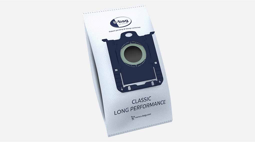 Een witte stofzak voor een stofzuiger met een blauwe plastic montageplaat en de tekst "s-bag Classic Long Performance".