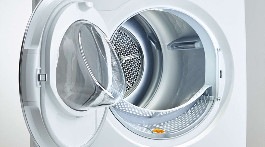 Witte wasdroger met open deur. Binnenin een metalen rooster en een pluizenfilter. De deur is van doorzichtig plastic.