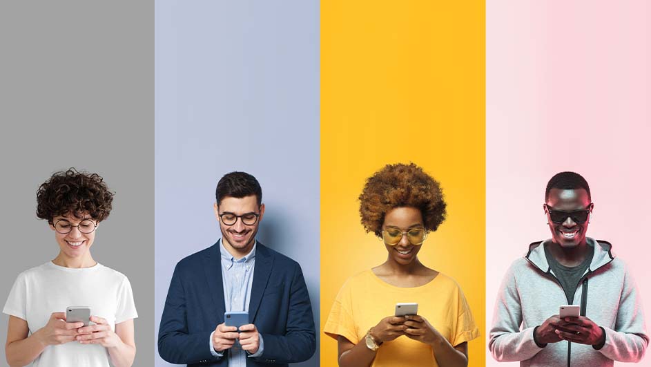 Vier mensen staan voor grijze, blauwe, gele en roze achtergronden en kijken naar hun telefoons.