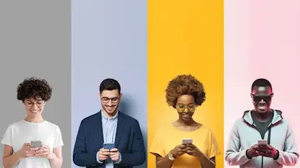 Vier mensen staan voor grijze, blauwe, gele en roze achtergronden en kijken naar hun telefoons.