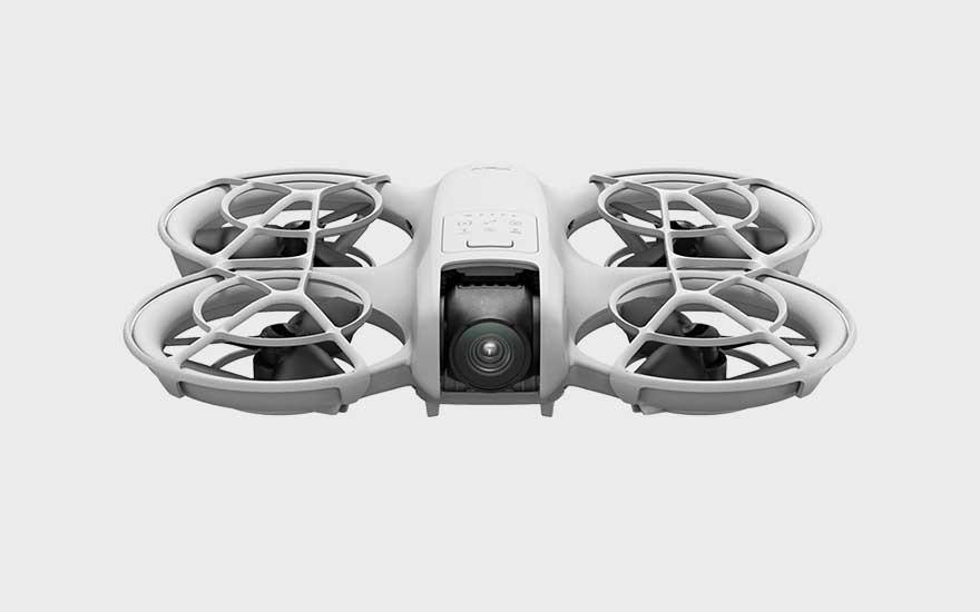 Een innovatieve drone met beschermde propellers en witte behuizing wordt frontaal getoond op een effen achtergrond. 