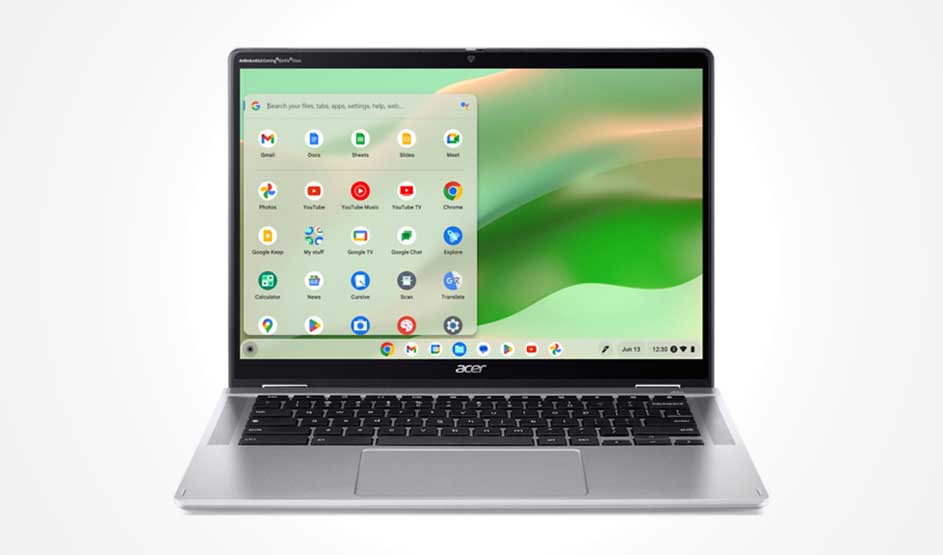 Een zilveren laptop staat open; op het scherm zie je een app-menu met pictogrammen op een groenige achtergrond, met toetsenbord en touchpad.