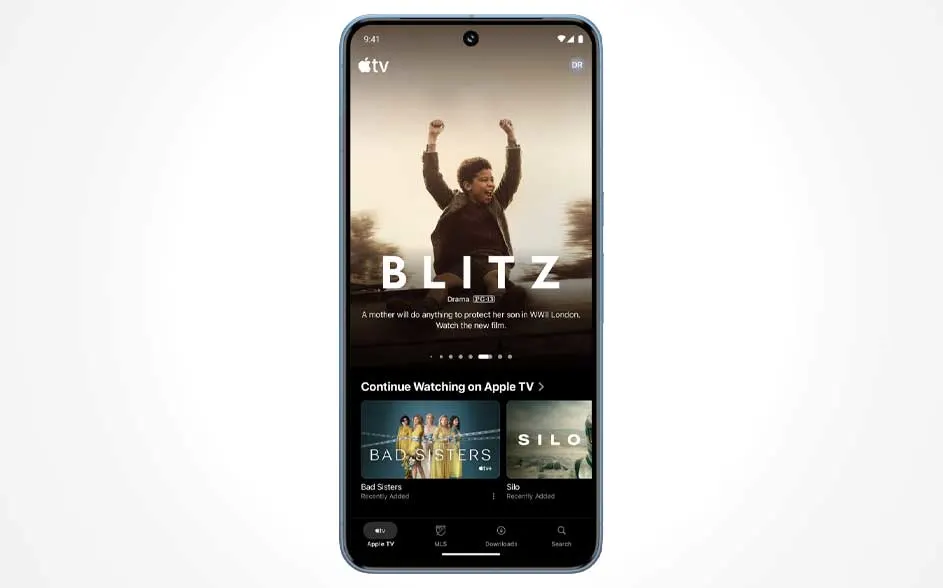Op een smartphone staat Apple TV met “BLITZ”: een jongen juicht met armen omhoog; onderaan zie je ‘Continue Watching’ met titels.