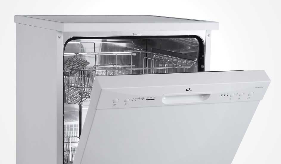 Witte vaatwasser van ok., gedeeltelijk geopend, met een overzichtelijk bedieningspaneel en een roestvrijstalen interieur.