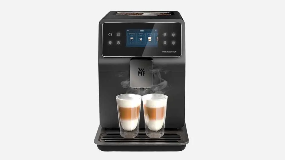 Een zwarte koffiemachine met een digitaal scherm en twee glazen latte macchiato op een zwart lekbakje.