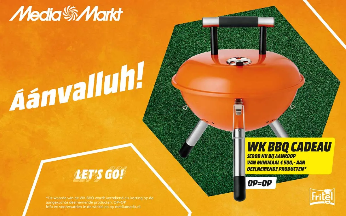 Een oranje MediaMarkt-poster promoot een WK-BBQ cadeau, met een compacte barbecue op gras en opvallende sportieve tekst.