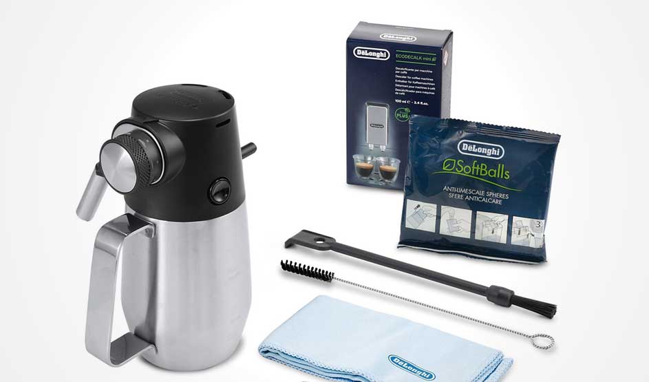 Op de afbeelding zie je een DeLonghi melkopschuimer, een reinigingsdoek, schoonmaakborstel, EcoDecalk en SoftBalls antikalk.