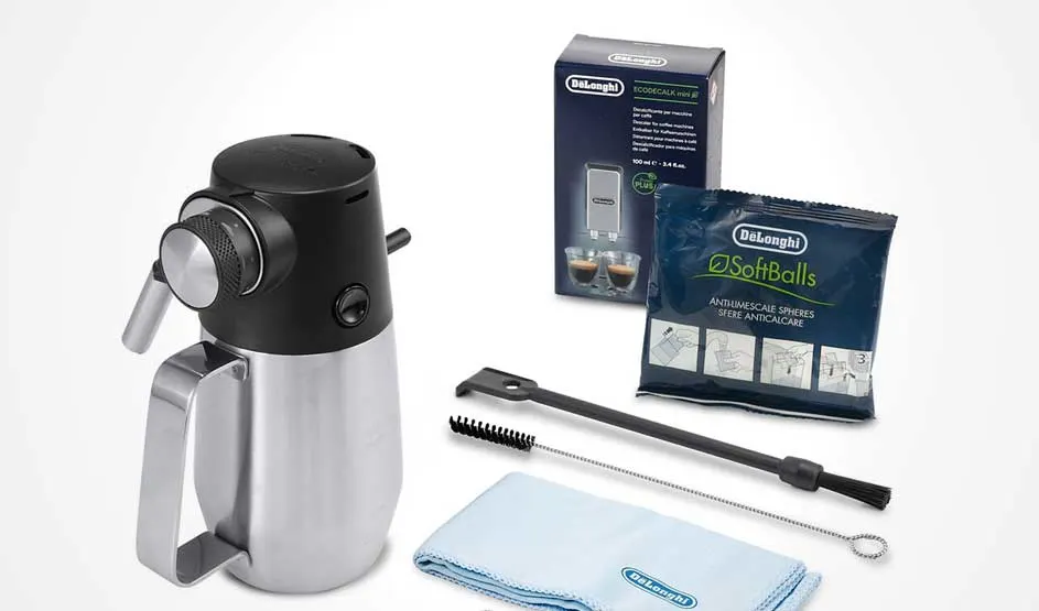 Op de afbeelding zie je een DeLonghi melkopschuimer, een reinigingsdoek, schoonmaakborstel, EcoDecalk en SoftBalls antikalk.