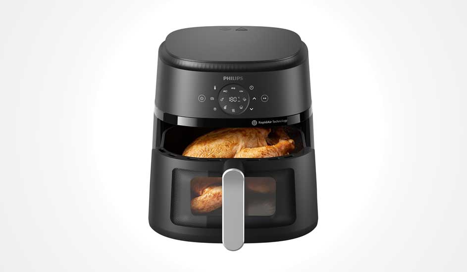 Zwarte Philips airfryer met digitaal display, modern design en doorzichtig venster. Er wordt een kip in bereid.