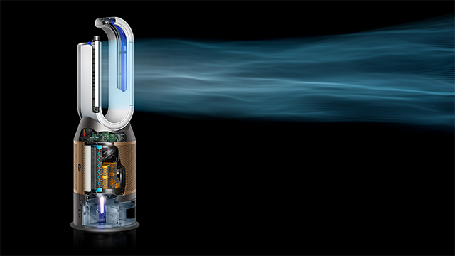 Een witte luchtreiniger met transparante onderdelen blaast blauwe lucht, tegen een zwarte achtergrond.