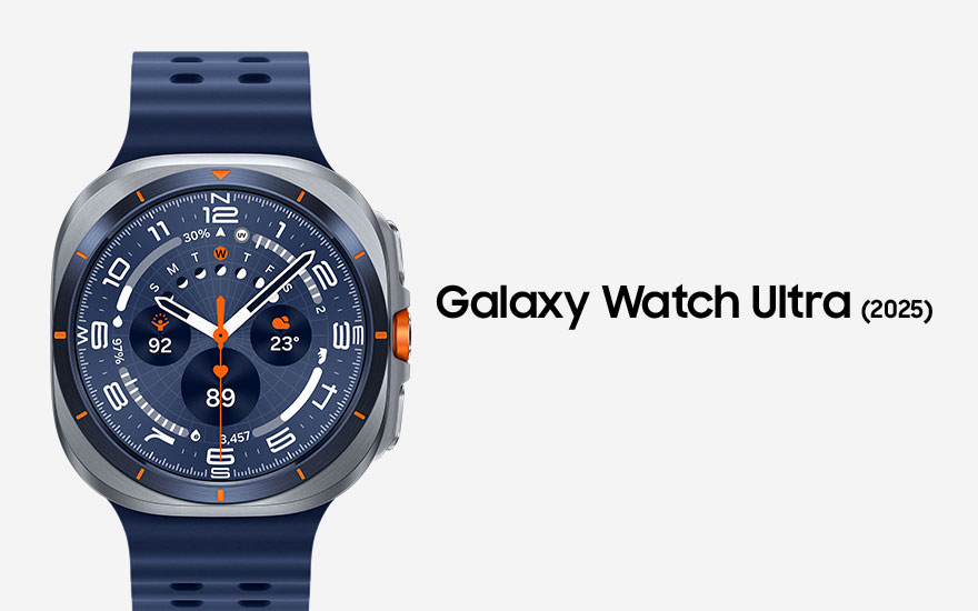 Een Samsung Galaxy Watch Ultra (2025) met blauw bandje toont een analoge wijzerplaat met oranje details en verschillende gezondheidsinformatie. Merk: Samsung.