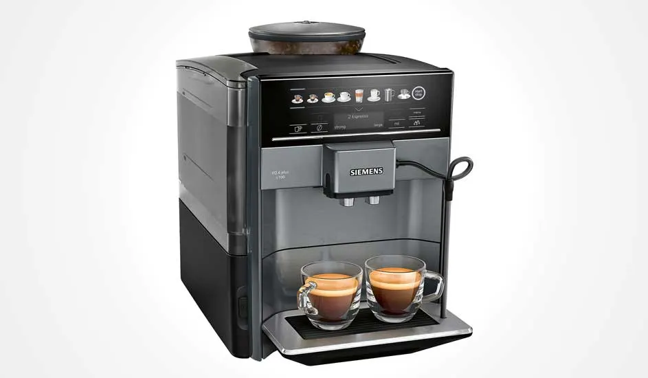 Een zwarte Siemens koffiemachine zet twee espresso’s tegelijk in glazen kopjes, met een modern bedieningspaneel en een bonenreservoir bovenop.