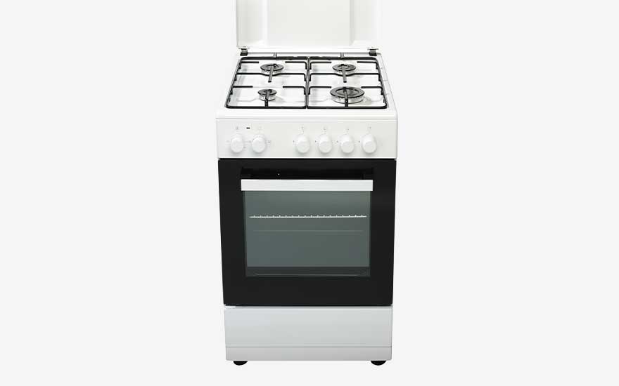 Witte vrijstaande gaskookplaat met vier branders en oven, eenvoudige bediening via draaiknoppen aan de voorkant.