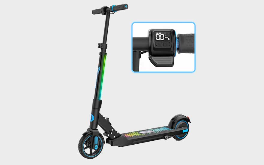 Zwarte elektrische step met blauwe accenten, verlicht stuur en deck, plus een close-up van het digitale display op het handvat.
