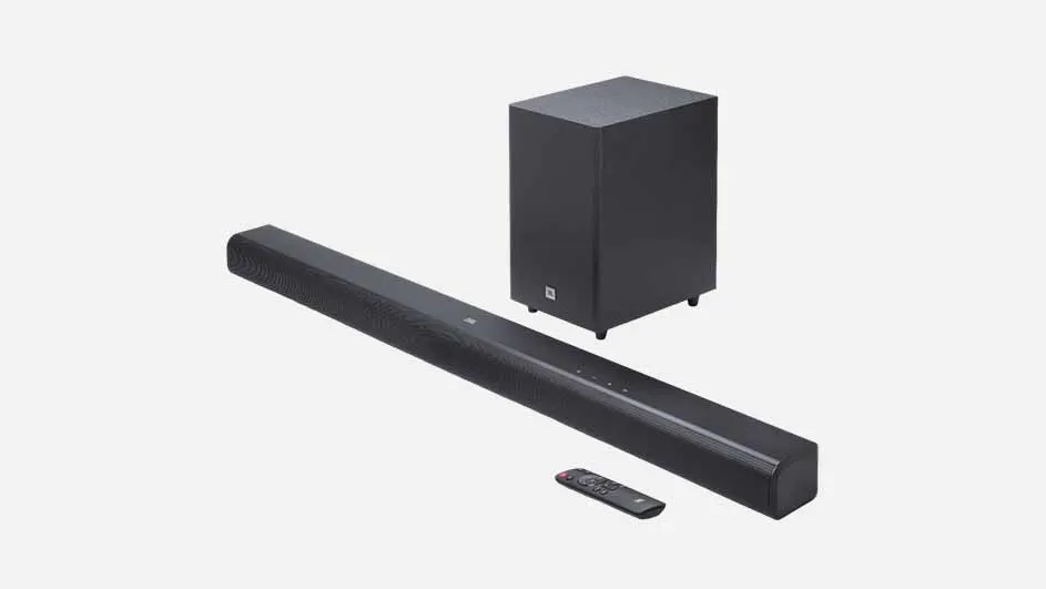 Zwarte JBL Cinema SB560 soundbar met draadloze subwoofer en afstandsbediening – ideaal voor een krachtige thuisbioscoopervaring met diepe bassen.