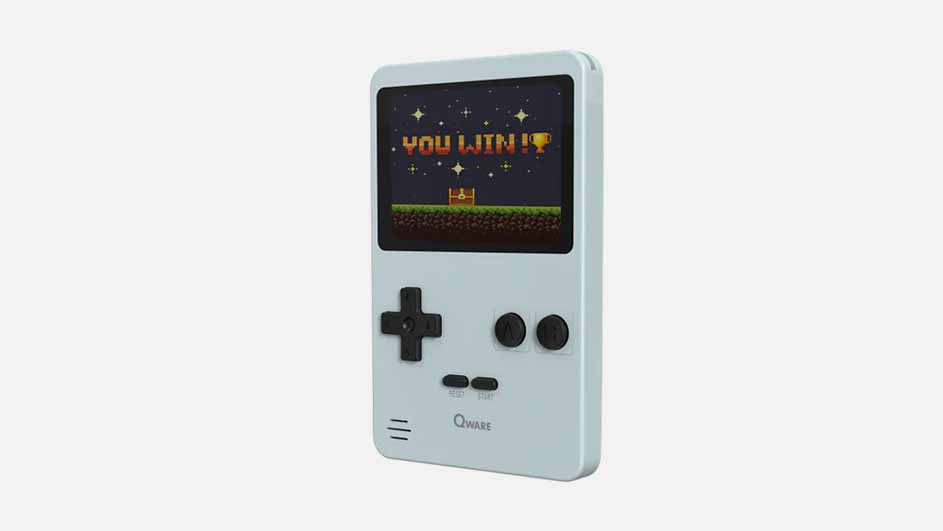 Een lichtblauwe handheld spelcomputer met een zwart scherm waarop "You Win!" staat in pixelstijl.