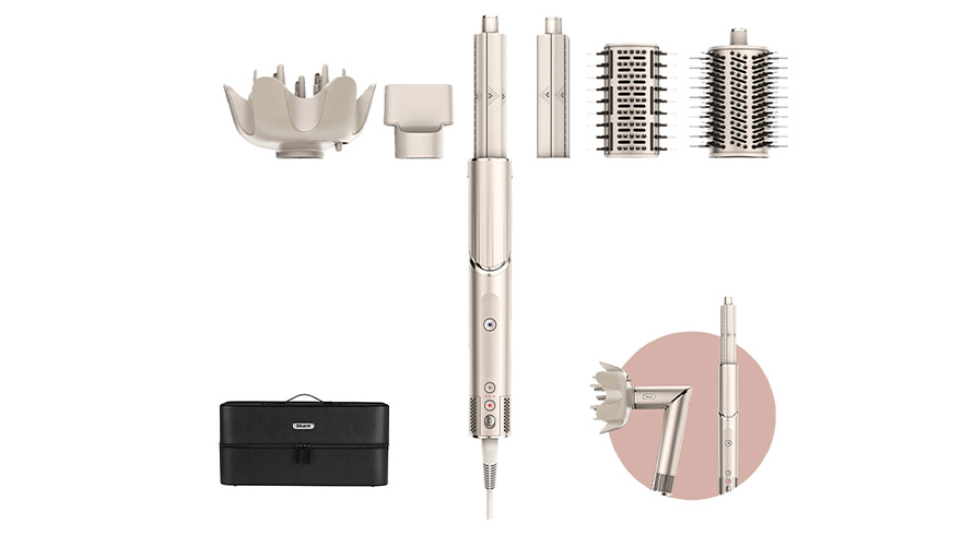 Een zilveren haarstylingtool met opzetstukken en zwarte tas op een witte achtergrond.