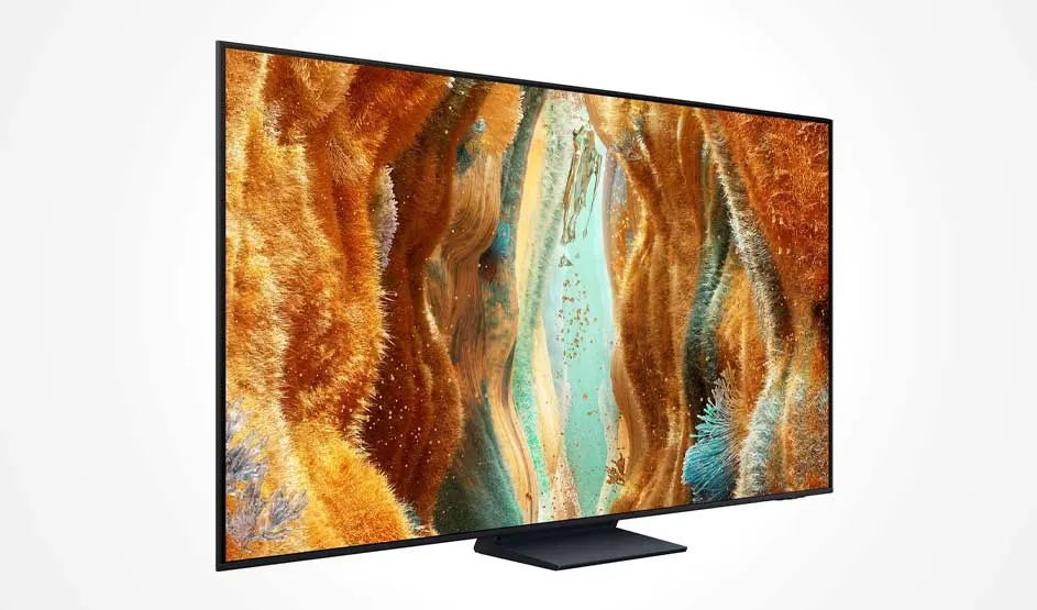 Een moderne televisie toont een abstracte luchtfoto met roest- en groentinten. Golvende patronen van ertsen en mineralen. Zwarte rand en standaard. Premium beeldkwaliteit demonstratie tegen witte achtergrond.