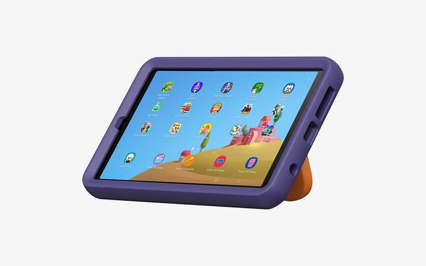 Een tablet met een blauwe hoes toont een kleurrijke kinderserie. Er liggen popcorn, letterblokjes en gekleurde ananasjes omheen. Merk is niet zichtbaar.